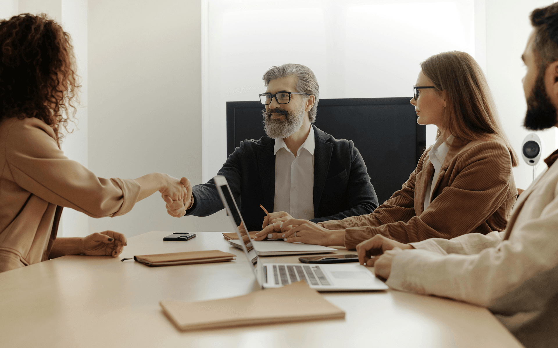 Equipe em reunião apertando as mãos com confiança